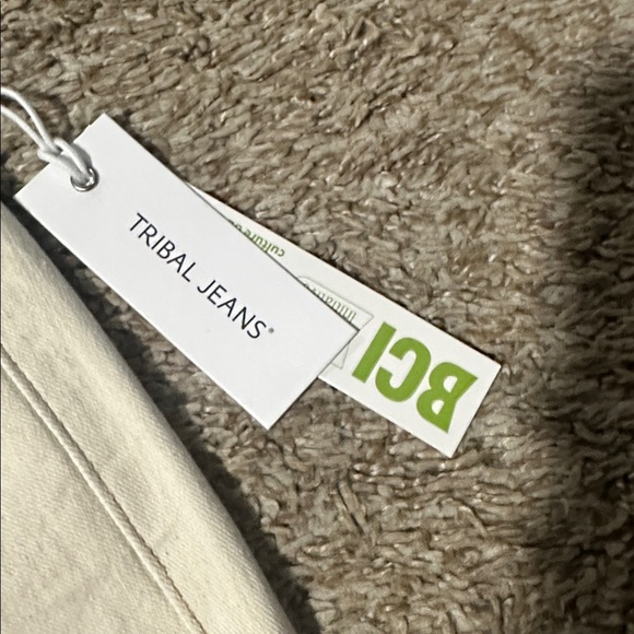 NWT Tribal Audrey Cream Cropped Embroidered Jeans Size 10 - Picture 6 of 9